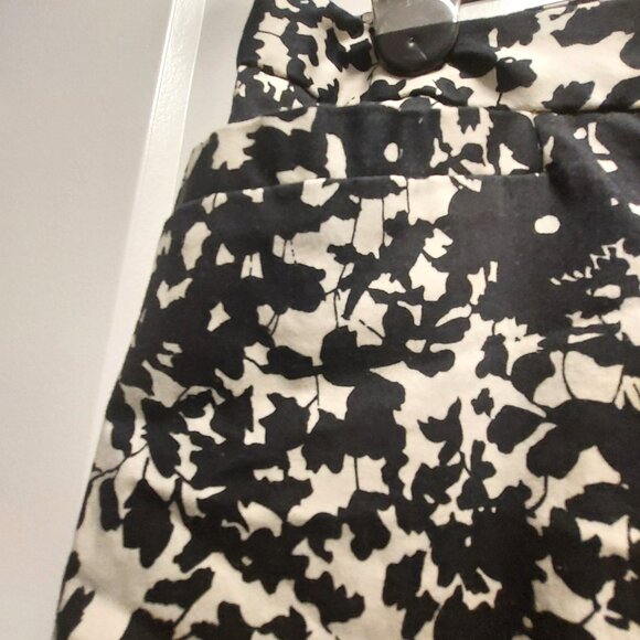COLDWATER CREEK Women's Black and White Floral Capri Pants w/Pockets - Sz 12 - Picture 13 of 13